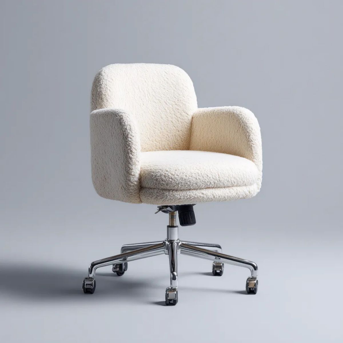 Kremowy fotel obrotowy z tapicerką bouclé 65 x 65 x 82–92 cm